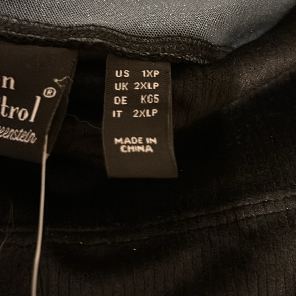 Women in control size 1X Petite; - Picture 4 of 4